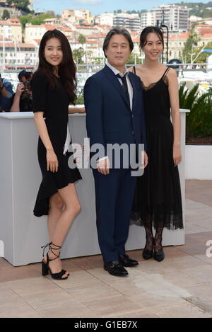 Cannes, France. Le 11 mai, 2016. CANNES, FRANCE - 14 mai : l'actrice Kim Tae-Ri directeur, Park Chan-Wook et l'actrice Kim Min-Hee assister à la 'Mademoiselle (Agassi, la Servante)' - Photocall à l'assemblée annuelle 69e Festival du Film de Cannes au Palais des Festivals le 14 mai 2016 à Cannes, France. © Frédéric Injimbert/ZUMA/Alamy Fil Live News Banque D'Images