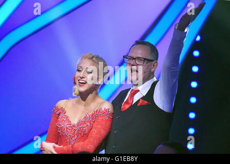 Cologne, Allemagne. 13 mai, 2016. Ulli Potofski hôte et danseuse Kathrin Menzinger au cours de l'émission de télévision RTL "Let's Dance" à Cologne, Allemagne, 13 mai 2016. PHOTO : HENNING KAISER/dpa/Alamy Live News Banque D'Images