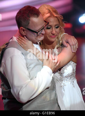 Cologne, Allemagne. 13 mai, 2016. Ulli Potofski hôte et danseuse Kathrin Menzinger au cours de l'émission de télévision RTL "Let's Dance" à Cologne, Allemagne, 13 mai 2016. PHOTO : HENNING KAISER/dpa/Alamy Live News Banque D'Images