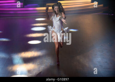 Cologne, Allemagne. 13 mai, 2016. Singer Victoria pendant la danse Swarovski RTL Television show 'Let's Dance' à Cologne, Allemagne, 13 mai 2016. PHOTO : HENNING KAISER/dpa/Alamy Live News Banque D'Images