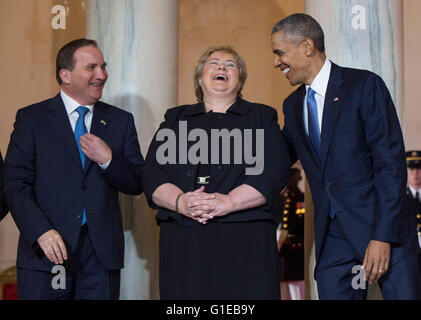 Le président Barack Obama (R) des blagues avec la Norvège Premier ministre Erna Solberg (C) et le Premier Ministre Suédois Stefan Lofven lors d'une cérémonie d'arrivée dans le Grand Hall de la Maison Blanche à Washington, DC, 13 mai 2016. Crédit : Kevin Dietsch/Piscine via CNP - AUCUN FIL SERVICE - Banque D'Images