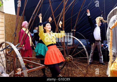 Brighton UK 14 mai 2016 - Le plus grand cirque de marionnettes dans le monde Partie II effectuer avec des animaux géants marionnettes pour les foules à la Garenne lieu du Brighton Festival Fringe cet après-midi Photo prise par Simon Dack Crédit : Simon Dack/Alamy Live News Banque D'Images