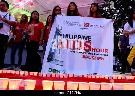 Manille, Philippines. 14 mai, 2016. Les philippins porter le drapeau pendant qu'ils se joignent à la 33e CONFÉRENCE INTERNATIONALE SUR LE SIDA Des bougies Memorial et la première heure Philippine SIDA qui a été organisé par le ministère de la Santé (DOH) et le Gouvernement de la ville de Quezon City. Et d'après le rapport, il y avait 1 638 Philippins sont morts du SIDA en Philippines depuis 1984 à mars 2016. Credit : Gregorio B. Dantes Jr./Pacific Press/Alamy Live News Banque D'Images