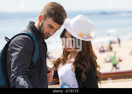 Bournemouth, Dorset, UK 14 mai 2016. Couple s'amuser sur la jetée par une chaude après-midi ensoleillée Crédit : Carolyn Jenkins/Alamy Live News Banque D'Images