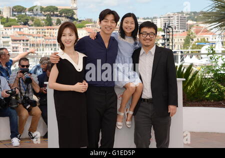 Cannes, France. Le 11 mai, 2016. CANNES, FRANCE - 14 MAI : (L-R) Acteurs Jung Yu-mi, Gong Yoo, Kim Su-yeon et directeur d'un sang-ho assister à la 'Train à Busan (San-Haeng Bu)' Une séance à l'assemblée annuelle 69e Festival du Film de Cannes au Palais des Festivals le 12 mai 2016 à Cannes, France. © Frédéric Injimbert/ZUMA/Alamy Fil Live News Banque D'Images