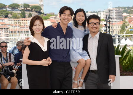 Cannes, France. Le 11 mai, 2016. CANNES, FRANCE - 14 MAI : (L-R) Acteurs Jung Yu-mi, Gong Yoo, Kim Su-yeon et directeur d'un sang-ho assister à la 'Train à Busan (San-Haeng Bu)' Une séance à l'assemblée annuelle 69e Festival du Film de Cannes au Palais des Festivals le 12 mai 2016 à Cannes, France. © Frédéric Injimbert/ZUMA/Alamy Fil Live News Banque D'Images