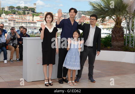 Cannes, France. Le 11 mai, 2016. CANNES, FRANCE - 14 MAI : (L-R) Acteurs Jung Yu-mi, Gong Yoo, Kim Su-yeon et directeur d'un sang-ho assister à la 'Train à Busan (San-Haeng Bu)' Une séance à l'assemblée annuelle 69e Festival du Film de Cannes au Palais des Festivals le 12 mai 2016 à Cannes, France. © Frédéric Injimbert/ZUMA/Alamy Fil Live News Banque D'Images