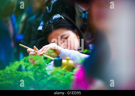 Leicester Square Garden, Londres 14 mai 2016 - Des centaines de personnes de toute foi et culture assister à la naissance de Bouddha célébrations dans Leicester Square. De nombreux Bouddha conduite Echelle cérémonie qui se caractérise par une louche d'arrosage par-dessus de l'eau sublimée la statue de petit Bouddha. Credit : Dinendra Haria/Alamy Live News Banque D'Images