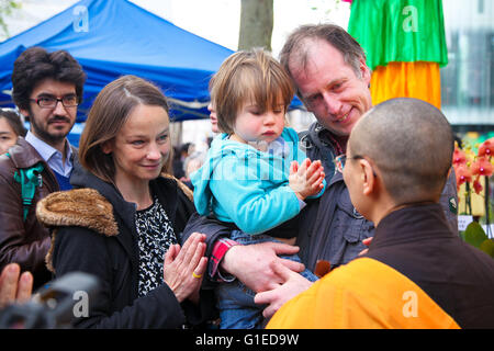 Leicester Square Garden, Londres 14 mai 2016 - Des centaines de personnes de toute foi et culture assister à la naissance de Bouddha célébrations dans Leicester Square. De nombreux Bouddha conduite Echelle cérémonie qui se caractérise par une louche d'arrosage par-dessus de l'eau sublimée la statue de petit Bouddha. Credit : Dinendra Haria/Alamy Live News Banque D'Images