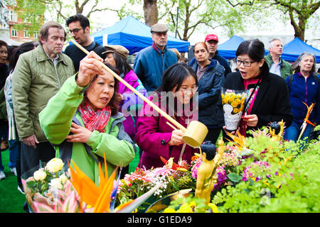 Leicester Square Garden, Londres 14 mai 2016 - Des centaines de personnes de toute foi et culture assister à la naissance de Bouddha célébrations dans Leicester Square. De nombreux Bouddha conduite Echelle cérémonie qui se caractérise par une louche d'arrosage par-dessus de l'eau sublimée la statue de petit Bouddha. Credit : Dinendra Haria/Alamy Live News Banque D'Images