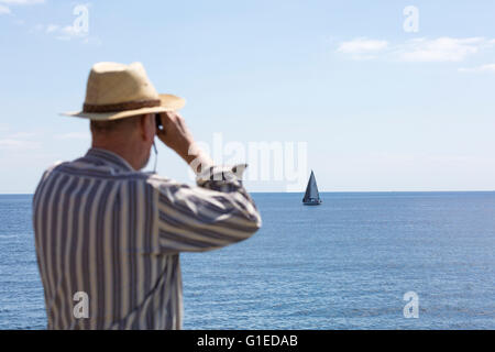 Bournemouth, Dorset, UK 14 mai 2016. Météo France : après-midi chaud et ensoleillé à Bournemouth en tant que visiteurs, chef de la mer pour profiter du soleil à la plage de Bournemouth. Credit : Carolyn Jenkins/Alamy Live News Banque D'Images