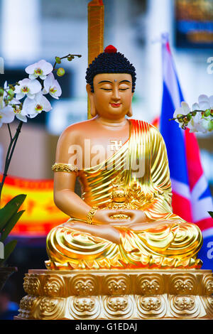 Leicester Square Garden, Londres 14 mai 2016 - Des centaines de personnes de toute foi et culture assister à la naissance de Bouddha célébrations dans Leicester Square. De nombreux Bouddha conduite Echelle cérémonie qui se caractérise par une louche d'arrosage par-dessus de l'eau sublimée la statue de petit Bouddha. Credit : Dinendra Haria/Alamy Live News Banque D'Images