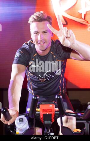 Stoke Park, Royaume-Uni. 14 mai, 2016. Skater Matt Evers soutenant le RaveAndRide événement de bienfaisance au profit de MNDA Crédit : Andrew Spiers/Alamy Live News Banque D'Images