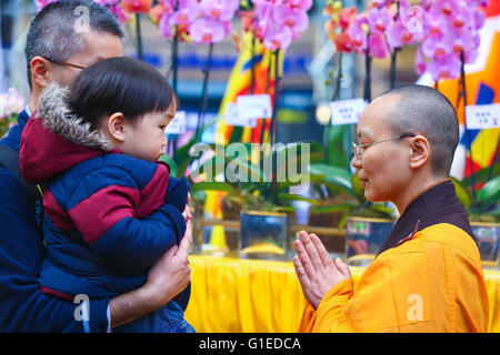 Leicester Square Garden, Londres 14 mai 2016 - Des centaines de personnes de toute foi et culture assister à la naissance de Bouddha célébrations dans Leicester Square. De nombreux Bouddha conduite Echelle cérémonie qui se caractérise par une louche d'arrosage par-dessus de l'eau sublimée la statue de petit Bouddha. Credit : Dinendra Haria/Alamy Live News Banque D'Images