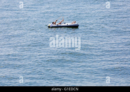 Bournemouth, Dorset, UK 14 mai 2016. Météo France : après-midi chaud et ensoleillé à Bournemouth en tant que visiteurs, chef de la mer pour profiter du soleil à la plage de Bournemouth. Loin de la foule - homme en canot en caoutchouc dans la baie de Bournemouth. Credit : Carolyn Jenkins/Alamy Live News Banque D'Images