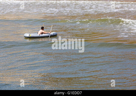 Bournemouth, Dorset, UK 14 mai 2016. Météo France : après-midi chaud et ensoleillé à Bournemouth en tant que visiteurs, chef de la mer pour profiter du soleil à la plage de Bournemouth. Loin de la foule - homme en canot en caoutchouc dans la baie de Bournemouth. Credit : Carolyn Jenkins/Alamy Live News Banque D'Images