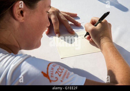 West Palm Beach, Floride, USA. 14 mai, 2016. Sara Travis, le plomb keeper au Zoo de Palm Beach, des stylos d'une note pour la famille de Stacey Konwiser après l'enregistrement Le Tigre 5K nommé en l'honneur de zookeeper Stacey Konwiser au Zoo de Palm Beach le samedi 14 mai, à West Palm Beach. Allen Eyestone/Le Palm Beach Post/ZUMA/Alamy Fil Live News Banque D'Images