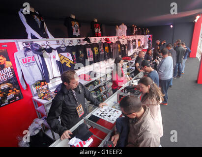 CURITIBA, PR - 14/05/2016 : UFC 198 à Curitiba. Des fans de l'UFC profite de l'occasion pour acheter des souvenirs à la boutique officielle de l'UFC. (Photo : Ezequiel Joat ? Prestes / FotoArena) Banque D'Images