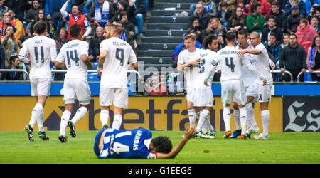 La Corogne, Espagne. 14 mai, 2016. Les joueurs du Real Madrid célèbrent leur deuxième but avec Alejandro Arribas (defender, RC Deportivo La Corogne) broughted vers le bas pendant le match de foot de la dernière ronde de la saison 2016/2017 de ligue espagnole "La Liga" entre RC et du Deportivo La Corogne Real Madrid CF au stade Riazor sur mai14, 2016 à La Corogne, Espagne. Crédit : David Gato/Alamy Live News Banque D'Images