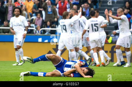 La Corogne, Espagne. 14 mai, 2016. Les joueurs du Real Madrid célèbrent leur deuxième but avec Alejandro Arribas (defender, RC Deportivo La Corogne) broughted vers le bas pendant le match de foot de la dernière ronde de la saison 2016/2017 de ligue espagnole "La Liga" entre RC et du Deportivo La Corogne Real Madrid CF au stade Riazor sur mai14, 2016 à La Corogne, Espagne. Crédit : David Gato/Alamy Live News Banque D'Images