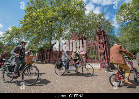 Londres, Royaume-Uni. 14 mai, 2016. En arrivant pour la pause déjeuner à Hyde Park - Le Tweed Run, un public très britannique en vélo à travers les rues de Londres, avec une condition préalable que les participants sont vêtus de leurs meilleurs vêtements cyclisme tweed. Maintenant à sa 8e année, le trajet suit un itinéraire circulaire de Clerkenwell via l'Albert Memorial, Buckinham Palace et Westminster. Crédit : Guy Bell/Alamy Live News Banque D'Images