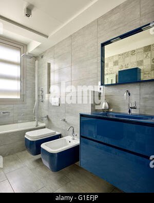 Maison Blanche, L'Ametlla. Salle de bains moderne avec des caractéristiques bleu et gris. Banque D'Images