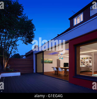 Extension d'un étage, Mincheon Road, Londres. Vue d'un patio moderne ouverte avec portes coulissantes en verre donnant sur plan ouvert salon avec table à manger. Banque D'Images