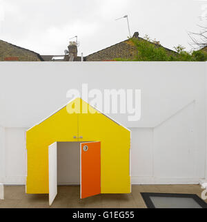 Maison familiale moderne, Shepherds Bush, Londres. Fermer la vue d'une maison jaune wendy avec orange portes. Banque D'Images