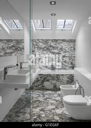 L'un d'un certain nombre de salles de bains. Salle de bains moderne avec des murs en marbre élégant et fonctionnalités et le plancher. Banque D'Images