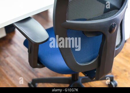 Grange aménagée en bureaux. Meubles par OEG intérieurs. Fermer la vue de l'arrière d'une chaise de bureau. Banque D'Images