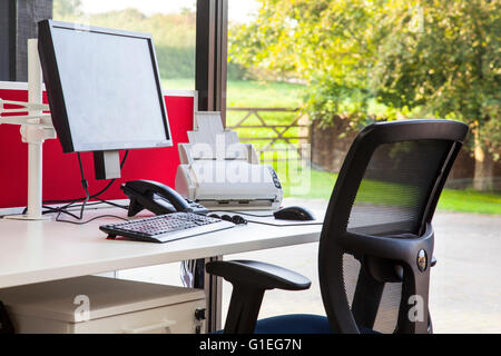 Grange aménagée en bureaux. Meubles par OEG intérieurs. Vue d'un bureau près de la fenêtre avec un ordinateur et l'équipement de bureau. Banque D'Images