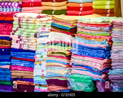 Avoir des serviettes dans beaucoup de styles de tailles et couleurs doivent voir sur la route de la plage en thailande Banque D'Images