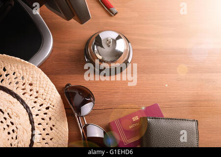 Objets d'un touriste sur la table dans une réception de l'hôtel. Concept hotel, voyage, prix. Vue d'en haut Banque D'Images