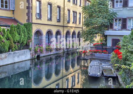 Les petits bateaux touristiques à l'embarcadère sur la rivière (la Lauch) dans la Petite Venise, Colmar, France Banque D'Images