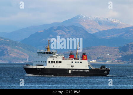 MV Bute, un car-ferry Caledonian MacBrayne exploité par (CalMac), passant Cloch Point sur le Firth of Clyde. Banque D'Images