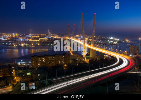 Pont sur la baie de Kursi Jahiloss Rog, Vladivostok, Russie Banque D'Images