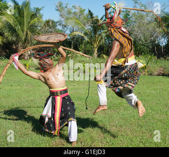 Deux danseurs tribaux guerrier de la scène en costume de bataille d'armes traditionnelles Flores Indonésie Banque D'Images