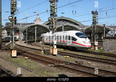 La gare centrale de Cologne, Allemagne avec un train de glace qui quitte la station Banque D'Images