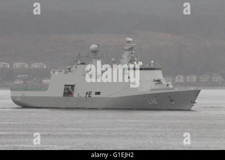 KDM Absalon (L16), une classe d'Absalon navire de commandement et de soutien de la marine danoise, arrive pour l'exercice Joint Warrior 16-1. Banque D'Images