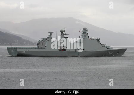 KDM Absalon (L16), une classe d'Absalon navire de commandement et de soutien de la marine danoise, arrive pour l'exercice Joint Warrior 16-1. Banque D'Images