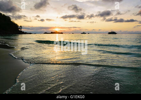 Beau paysage ciel du matin sur la mer et la plage à Honeymoon Bay pendant le lever du soleil est un des sites célèbres pour la plongée Banque D'Images