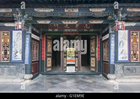 Portes sculptées et des cours, Zhu Weiqing house, Jianshui Ancienne Ville, Province du Yunnan, Chine Banque D'Images