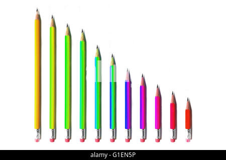 Une ligne de crayons colorés photographié sur un fond blanc. Banque D'Images