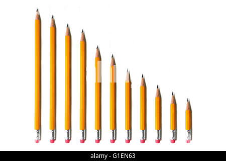 Une ligne de crayons jaune allant de haute à courte photographié sur un fond blanc. Banque D'Images