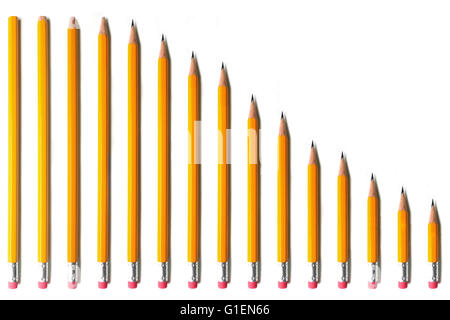 Une ligne de crayons allant de haut et non aiguisé à courte photographié sur un fond blanc. Banque D'Images