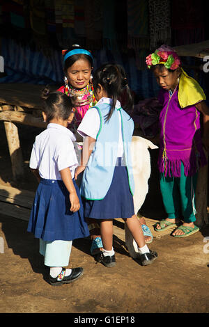 CHIANG MAI, THAÏLANDE - février 02, 2016 : une femme non identifiée et les enfants de Karen long cou Village près de Chiang Mai, Thaïlande Banque D'Images