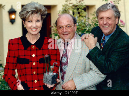 Die deutsche und Moderatorin Fernsehansagerin Tassihon Reiber mit Sepp Trütsch (Mitte) und Karl Moik, Deutschland 1990er Jahre. Présentateur de télévision allemande Carolin Reiber avec Sepp Truetsch et Karl Moik, l'Allemagne des années 1990. Banque D'Images