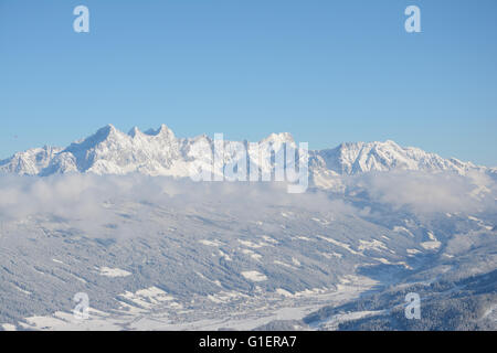 Sommets et à proximité de la vallée des Alpes à Flachau en Autriche en hiver. Banque D'Images