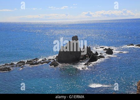 Vue sur la mer Méditerranée et les roches de Arrecife de las Sirenas, parc naturel de Cabo de Gata, Nijar, Almeria, Espagne Banque D'Images