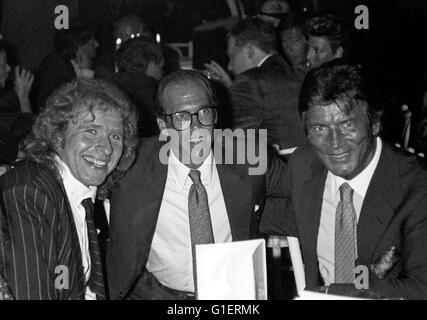 Der Deutsche modérateur Thomas Gottschalk (liens), Jeffrey Katzenberg Filmproduzent (Mitte) Acteurs et Actrices und Pierre Brice, Deutschland 1990 er Jahre. Présentateur de télévision allemand Thomas Gottschalk (à gauche) avec le producteur Jeffrey Katzenberg et l'acteur Pierre Brice (à droite), l'Allemagne des années 1990. Banque D'Images